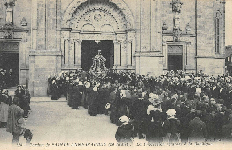 Carte postale ancienne Sainte Anne D'Auray La Procession Rentrant à Auray