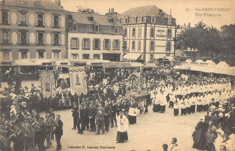 Carte postale ancienne Sainte Anne D'Auray Une Procession à Auray