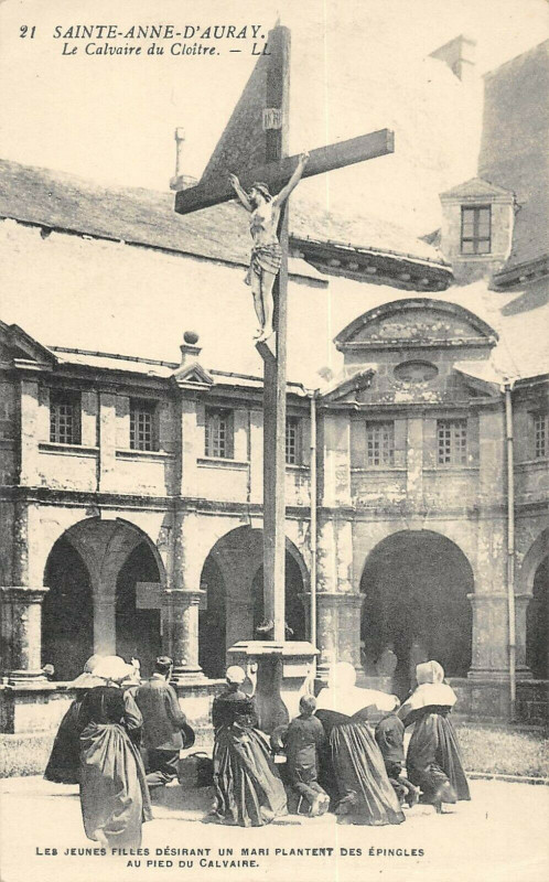 Carte postale ancienne Sainte Anne D'Auray Le Calvaire Du Cloitre à Auray