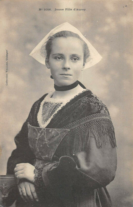 Carte postale ancienne Jeune Fille D'Auray à Auray