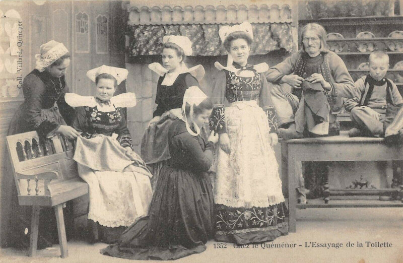 Carte postale ancienne Chez Le Quemener Essayage De La Toilette