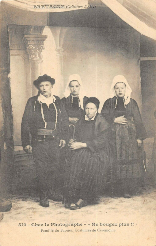 Carte postale ancienne Famille Du Faouet Chez Le Photographe