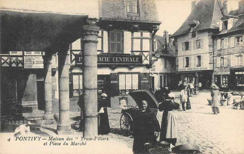Carte postale ancienne Pontivy Maison Des 3 Piliers Place Du Marche à Pontivy