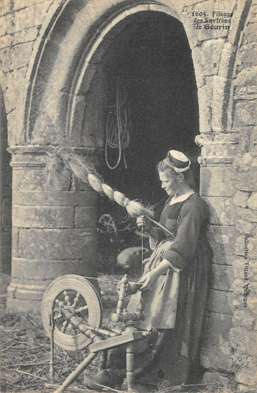Carte postale ancienne Fileuse Des Environs De Gourin à Gourin