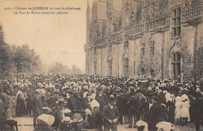 Carte postale ancienne Chateau De Josselin Jour De Pelerinage à Josselin