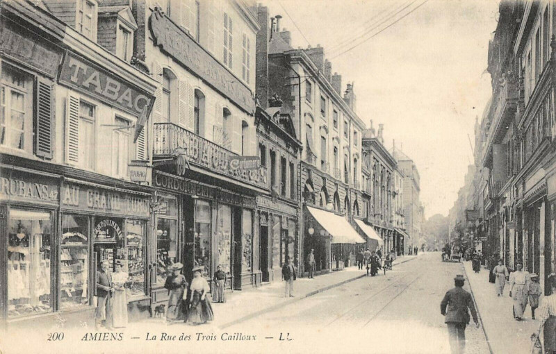 Carte postale ancienne Amiens Rue Des Trois Cailloux à Amiens