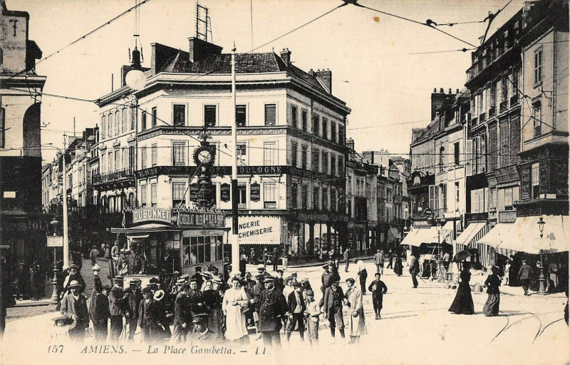 Carte postale ancienne Amiens La Place Gambetta à Amiens