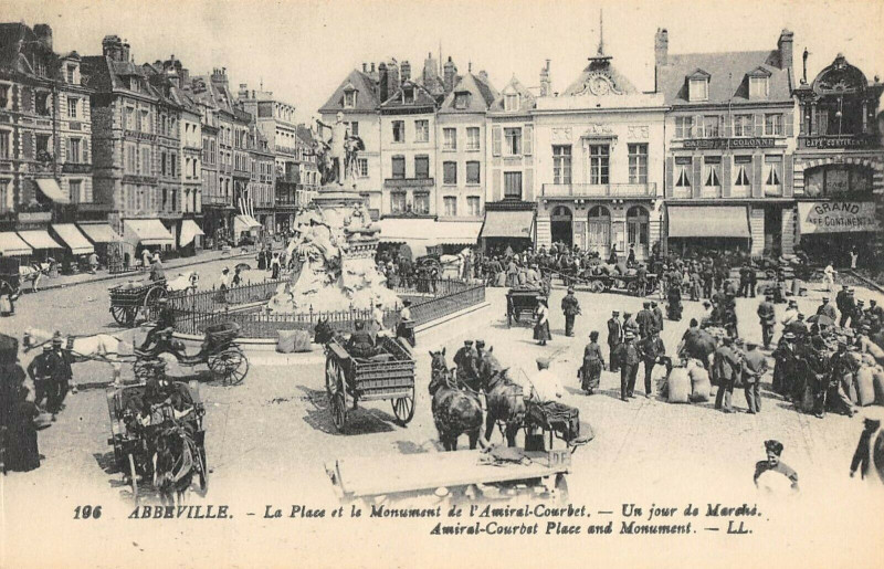 Carte postale ancienne Abbeville Place Amiral Courbet Jour De Marche à Abbeville