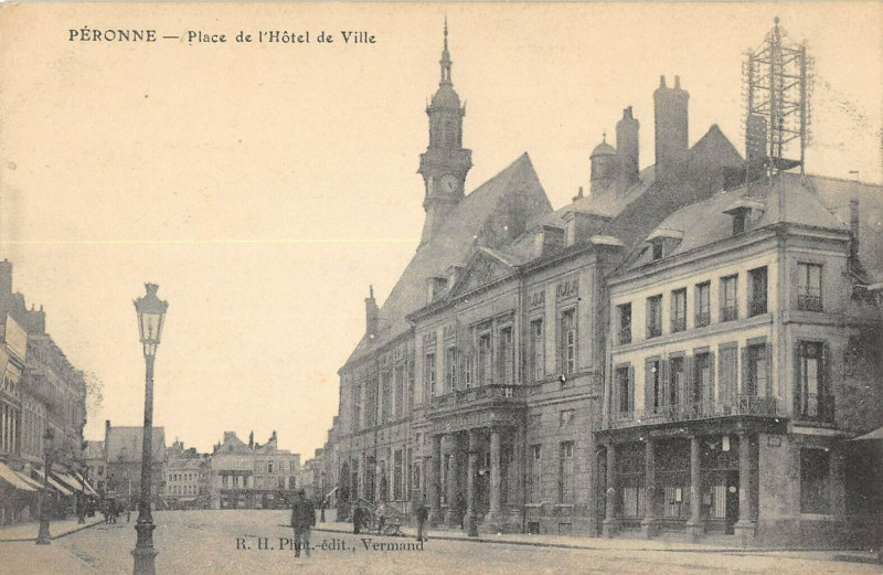 Carte postale ancienne Peronne Place De 'Hotel De Ville à Péronne