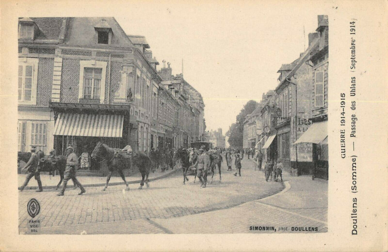 Carte postale ancienne Doullens Passage Des Ulhans à Doullens