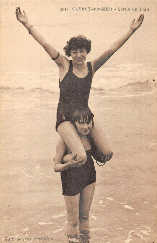 Carte postale ancienne Cayeux Sur Mer Sortie Du Bain à Cayeux-sur-Mer