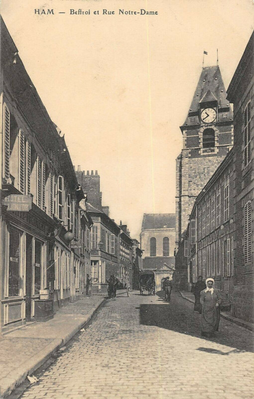 Carte postale ancienne Beffroi et Rue Notre-Dame à Ham