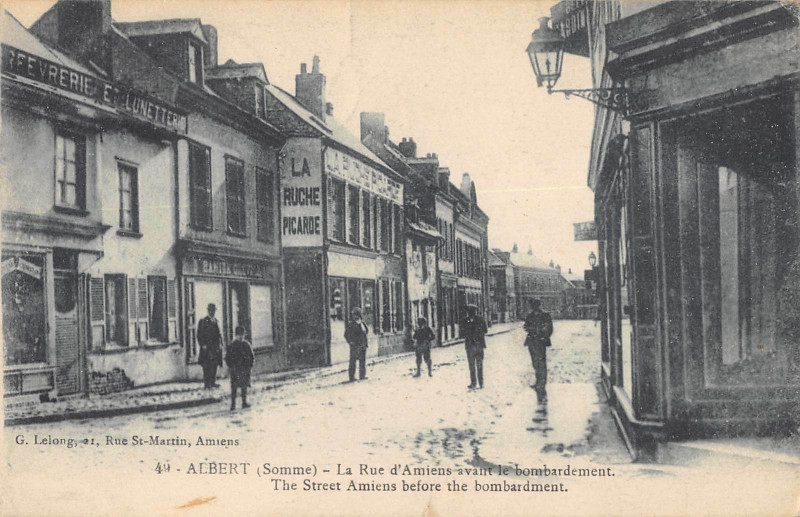 Carte postale ancienne Albert La Rue D'Amiens à Albert
