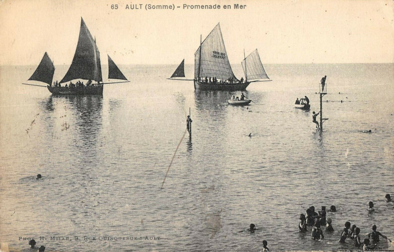 Carte postale ancienne Ault Promenade En Mer à Ault