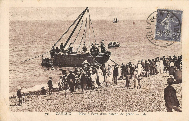 Carte postale ancienne Cayeux Sur Mer Mise A L'Eau D'Un Bateau De Peche à Cayeux-sur-Mer