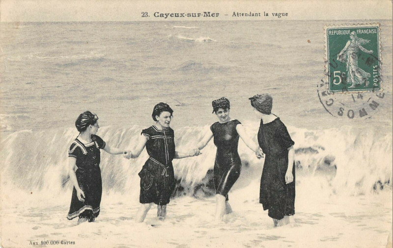 Carte postale ancienne Cayeux Sur Mer Attendant La Vague à Cayeux-sur-Mer