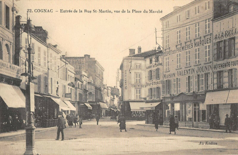 Carte postale ancienne Cognac Entree De La Rue Saint Martin Vue De La Place Du Marche à Cognac