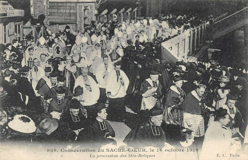 Carte postale ancienne Consécration du Sacré-Coeur - La procession des Saintes-Reliques à Paris 18e