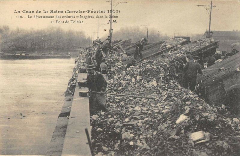 Carte postale ancienne La Crue de la Seine (Janvier-Février 1910) - Le déversement des ordures ménagères dans la Seine au Pont de Tolbiac à Paris 12e