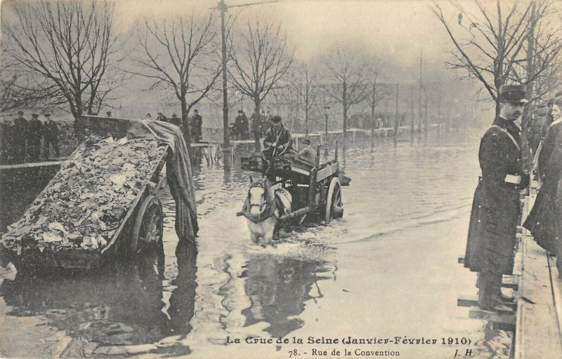 Carte postale ancienne La Crue de la Seine (Janvier - Février 1910) - Rue de la Convention à Paris 15e