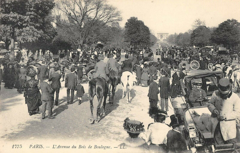 Carte postale ancienne L'Avenue du Bois de Boulogne à Paris 16e