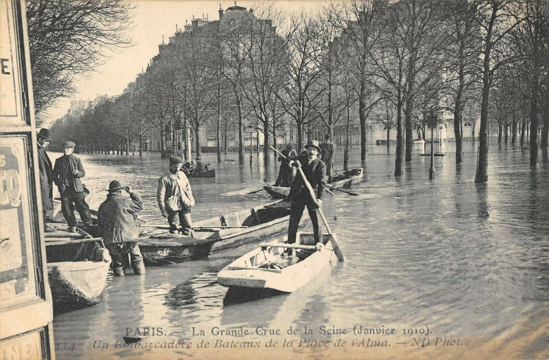 Carte postale ancienne La Grande Crue de la Seine (Janvier 1910) - Un Embarcadère de Bateaux de la Place de l'Alma à Paris 8e