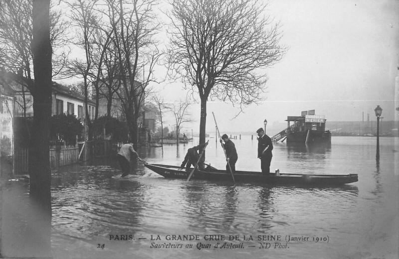 Carte postale ancienne La Grande Crue de la Seine (Janvier 1910) - Sauveteurs au Quai d'Auteuil à Paris 16e