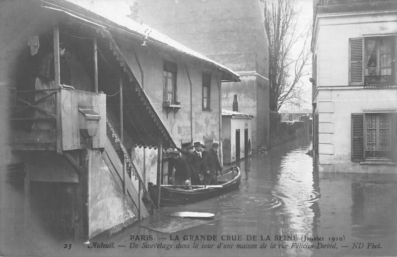 Carte postale ancienne La Grande Crue de la Seine (janvier 1910) - Auteuil - Un sauvetage dans la cour d'une maison de la rue Félicien-David à Paris 16e