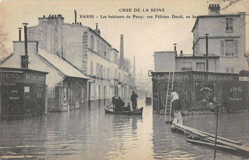 Carte postale ancienne Crue de la Seine - Les habitants de Passy, rue Félicien David, en bateau à Paris 16e