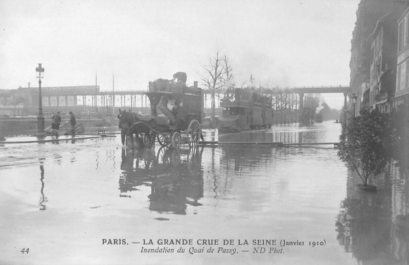 Carte postale ancienne La grande crue de la Seine (Janvier 1910) - Inondation du Quai de Passy. à Paris 16e