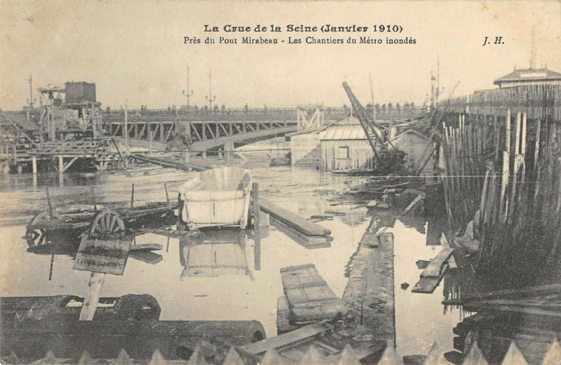 Carte postale ancienne La Crue de la Seine (Janvier 1910) - Près du Pont Mirabeau - Les Chantiers du Métro inondés à Paris 15e