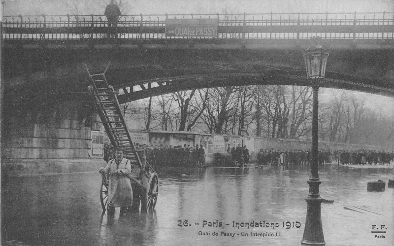 Carte postale ancienne Inondations 1910 - Quai de Passy - Un Intrépide à Paris 16e
