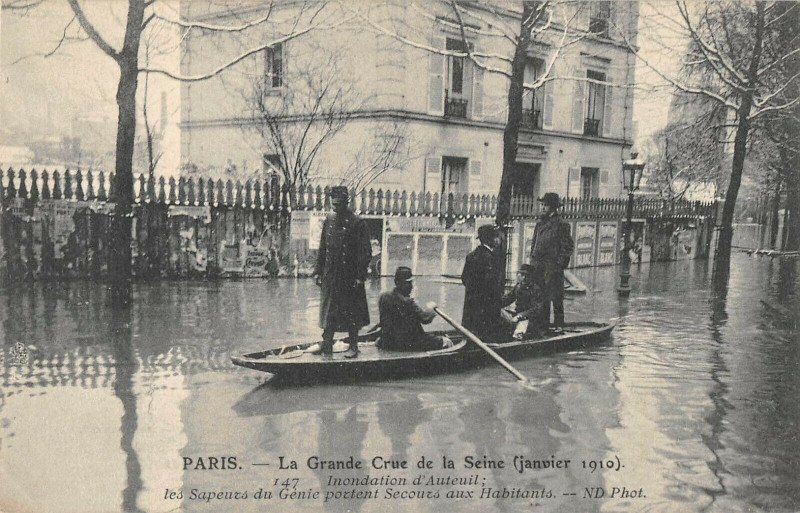 Carte postale ancienne La Grande Crue de la Seine (janvier 1910) - Inondation d'Auteuil - Les Sapeurs du Génie portent Secours aux Habitants à Paris 16e