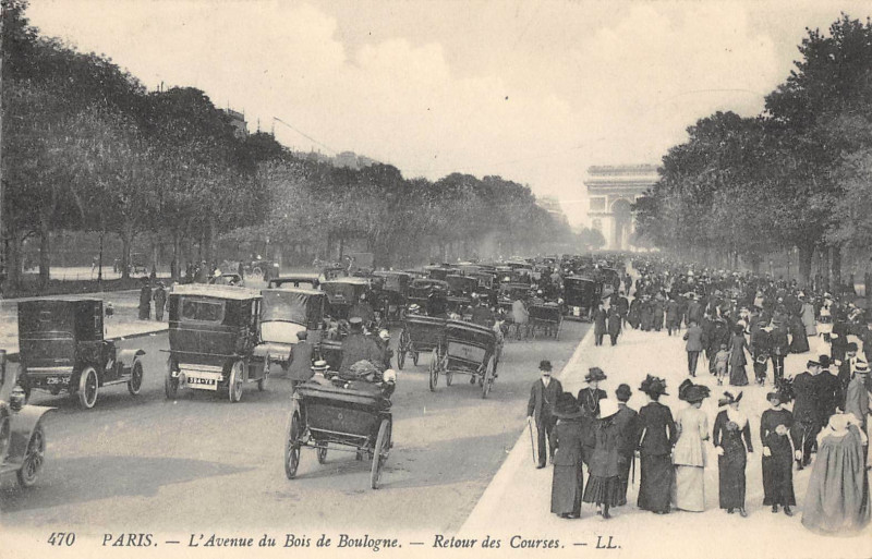 Carte postale ancienne L'Avenue du Bois de Boulogne - Retour des Courses à Paris 16e