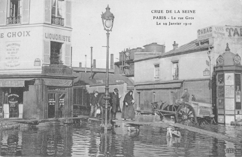 Carte postale ancienne Crue de la Seine - La rue Gros - Le 29 Janvier 1910 à Paris 16e