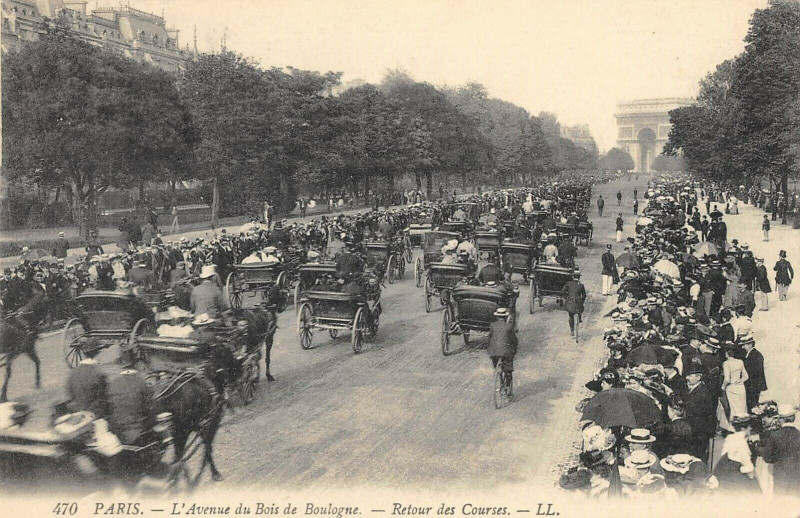 Carte postale ancienne L'Avenue du Bois de Boulogne - Retour des Courses à Paris 16e