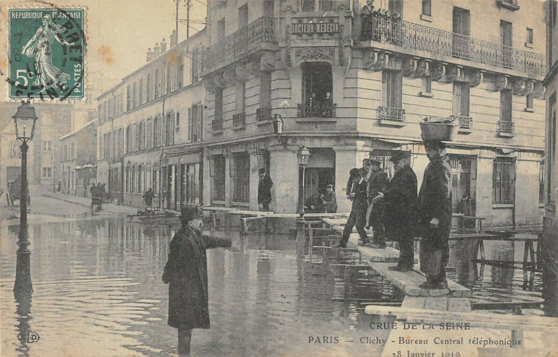 Carte postale ancienne Crue de la Seine - Bureau Central téléphonique à Clichy