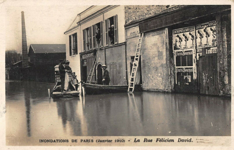 Carte postale ancienne Inondations de Paris (Janvier 1910) - La Rue Félicien David à Paris 16e