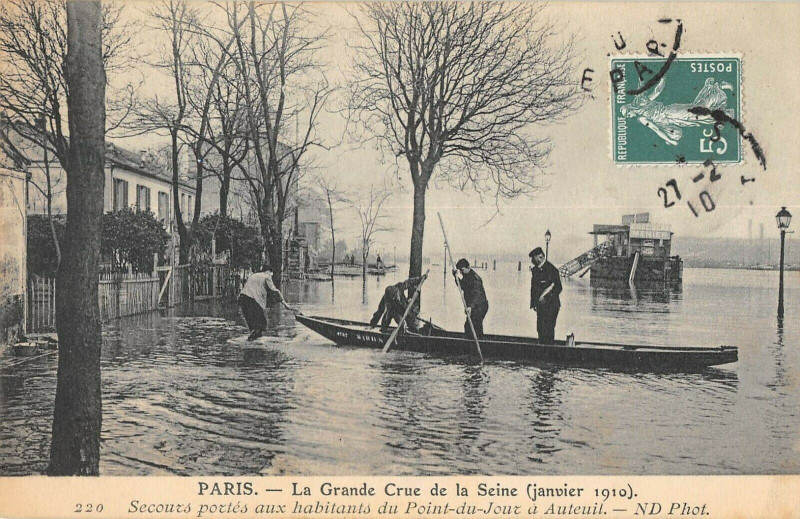 Carte postale ancienne La Grande Crue de la Seine (janvier 1910) - Secours portés aux habitants du Point-du-Jour à Auteuil à Paris 16e