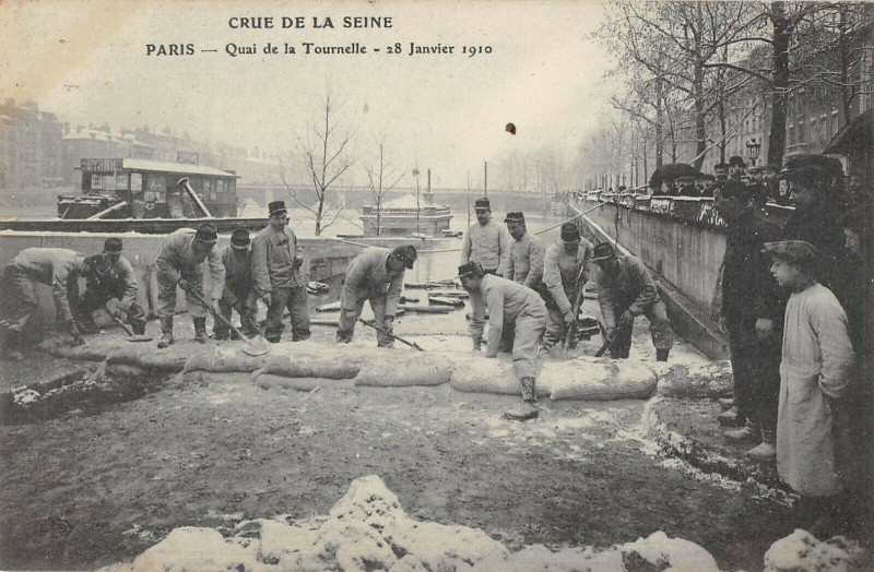 Carte postale ancienne Paris Ve Inondations Crue Quai De La Tournelle à Paris 5e