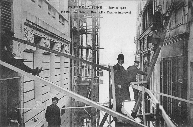 Carte postale ancienne Paris Ve Inondations Crue Hotel Colbert Un Escalier Improvise à Paris 5e