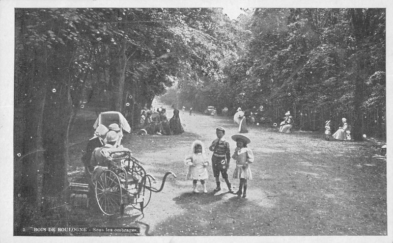 Carte postale ancienne Bois de Boulogne - Sous les ombrages à Paris 16e