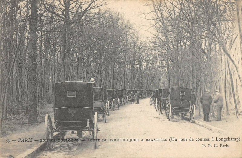 Carte postale ancienne Bois de Boulogne - Route du Point-du-Jour à Bagatelle - Un jour de courses à Longchamp à Paris 16e