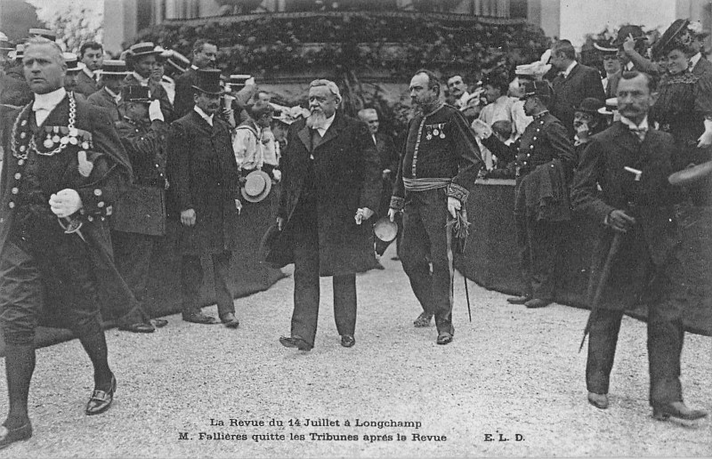 Carte postale ancienne La Revue Du 14 Juillet Longchamp M.fallieres Quitte La Tribune Apres