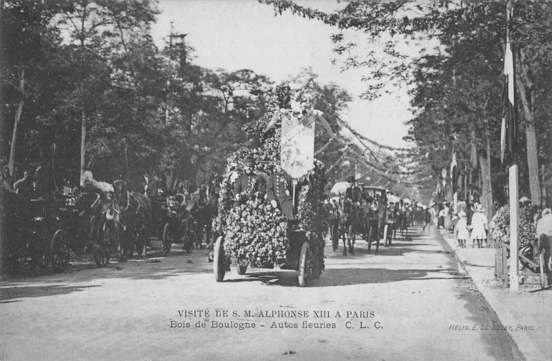 Carte postale ancienne Visite de Sa Majesté Alphonse XIII à Paris - Bois de Boulogne - Autos Fleuries à Paris 16e