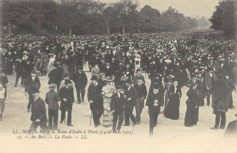Carte postale ancienne Le Roi Et La Reine D'Italie A Paris 1903 Au Bois La Foule à Paris
