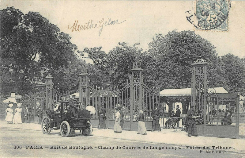 Carte postale ancienne Paris Bois De Boulogne Champ De Courses De Longchamp Entree Tribunes à Paris