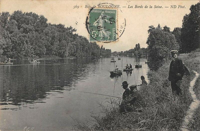 Carte postale ancienne Bois de Boulogne - Les Bords de la Seine à Puteaux