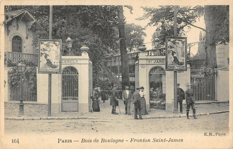 Carte postale ancienne Paris Bois De Boulogne Fronton St James à Paris