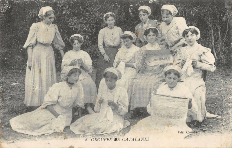 Carte postale ancienne Perpignan Groupe De Catalanes à Perpignan